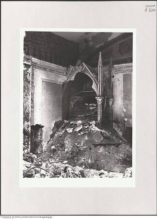 Vorderseite von Sopr. BAS NA [https://www.deutsche-digitale-bibliothek.de/content/lizenzen/rv-ez/] Santa Chiara - Rechte Kapelle des Chors und Grab der Maria von Valois (nach Bombardierung 1943), bh532525_recto. Foto.