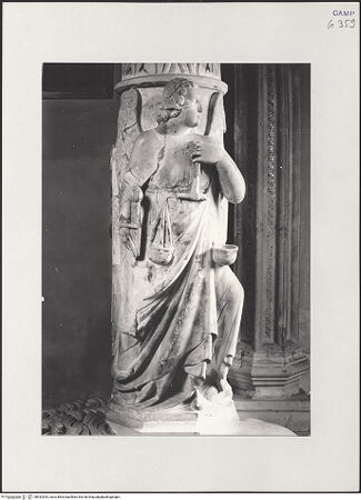 Vorderseite von Pedicini, Luciano [https://www.deutsche-digitale-bibliothek.de/content/lizenzen/rv-ez/] Grabmal des Karl von KalabrienTugendenRechte vordere Säule - Iustitia, bh532534_recto. Foto: Pedicini, Luciano.