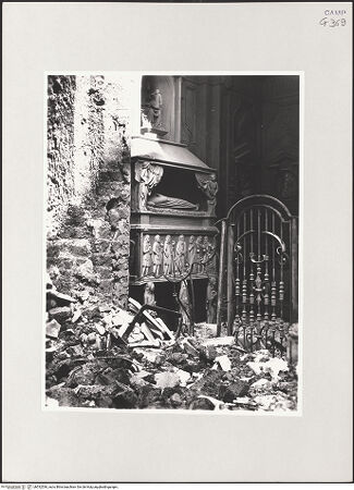 Vorderseite von Sopr. BAS NA [https://www.deutsche-digitale-bibliothek.de/content/lizenzen/rv-ez/] Grabmal des Raimondo del Balzo (gest. 1375) - Gesamtansicht (Bombenschäden 1943), bh532536_recto. Foto.