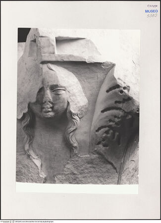 Vorderseite von Pedicini, Luciano [https://www.deutsche-digitale-bibliothek.de/content/lizenzen/rv-ez/] Kapitelle des HochaltarziboriumsKapitell 1 (Weiblicher Kopf) - Detail: Kopf, bh532609_recto. Foto: Pedicini, Luciano.