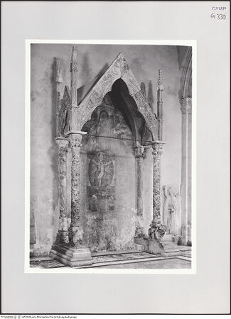 Vorderseite von Pedicini, Luciano [https://www.deutsche-digitale-bibliothek.de/content/lizenzen/rv-ez/] Grabmal für Antonio (und Onofrio) PennaChristus und Verkündigung - Gesamtansicht (Nachkriegszustand), bh532669_recto. Foto: Pedicini, Luciano.