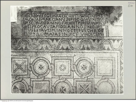 Vorderseite von Böhm, Osvaldo [https://www.deutsche-digitale-bibliothek.de/content/lizenzen/rv-ez/] Fußboden des Mausoleums von Marciano - Inschrift des Bischofs Marciano, bh533510_recto. Foto: Böhm, Osvaldo.