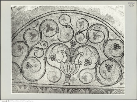 Vorderseite von Böhm, Osvaldo [https://www.deutsche-digitale-bibliothek.de/content/lizenzen/rv-ez/] Fußboden des Mausoleums von Marciano - Detail, Apsismosaik, bh533511_recto. Foto: Böhm, Osvaldo.