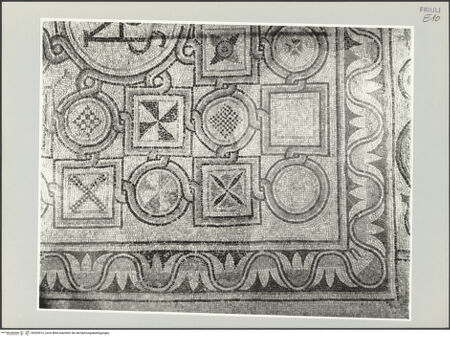 Vorderseite von Böhm, Osvaldo [https://www.deutsche-digitale-bibliothek.de/content/lizenzen/rv-ez/] Fußboden des Mausoleums von Marciano - Detail, bh533512_recto. Foto: Böhm, Osvaldo.