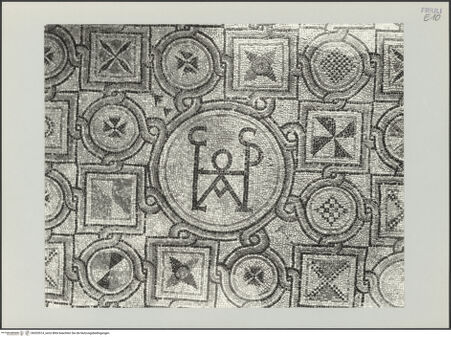 Vorderseite von Böhm, Osvaldo [https://www.deutsche-digitale-bibliothek.de/content/lizenzen/rv-ez/] Fußboden des Mausoleums von Marciano - Detail, Monogramm des Bischofs Elias, bh533514_recto. Foto: Böhm, Osvaldo.