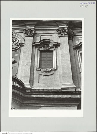 Vorderseite von Sopr. BAS ROMA [https://www.deutsche-digitale-bibliothek.de/content/lizenzen/rv-ez/] Santa Maria in VallicellaOratorio di San Filippo Neri - Fassade, Detail: Obergeschoss, Fenster rechts des Balkons, bh533550_recto. Foto.