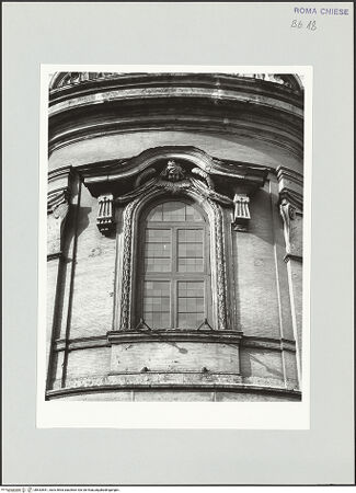 Vorderseite von Sopr. BAS ROMA [https://www.deutsche-digitale-bibliothek.de/content/lizenzen/rv-ez/] Santa Maria in VallicellaOratorio di San Filippo Neri - Fassade, Detail: Mittelachse, Fenster unter dem Balkon, bh533551_recto. Foto.