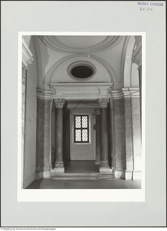 Vorderseite von Sopr. BAS ROMA [https://www.deutsche-digitale-bibliothek.de/content/lizenzen/rv-ez/] Santa Maria in VallicellaCortile minore - Vestibül zum Treppenhaus, bh533553_recto. Foto.