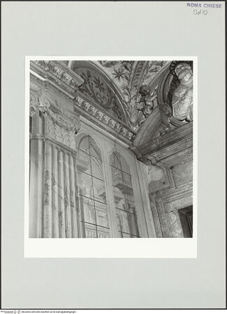 Vorderseite von Sopr. BAS ROMA [https://www.deutsche-digitale-bibliothek.de/content/lizenzen/rv-ez/] Santa Maria in VallicellaStanze di San Filippo Neri - Piano nobile, Korridor vor der Anticamera, illusionistische Architekturmalerei neben der Tür, bh533554_recto. Foto.