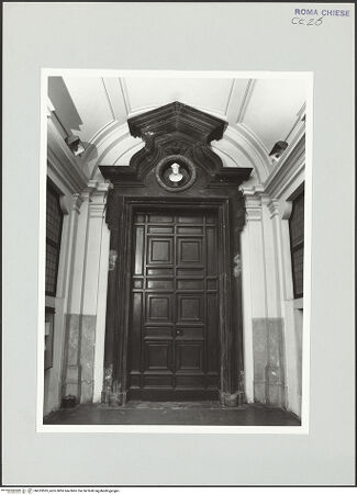 Vorderseite von Sopr. BAS ROMA [https://www.deutsche-digitale-bibliothek.de/content/lizenzen/rv-ez/] Santa Maria in VallicellaOratorio di San Filippo Neri - Eingang zur Sala Borromini mit Büste von Filippo Neri, bh533593_recto. Foto.