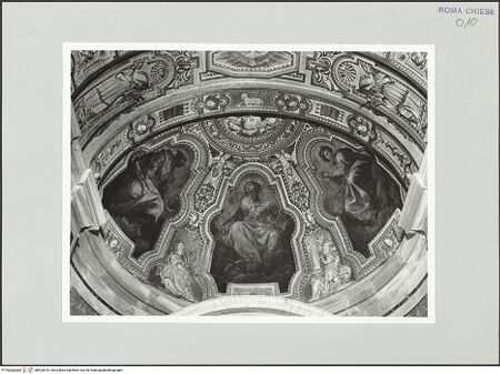 Vorderseite von Sopr. BAS ROMA [https://www.deutsche-digitale-bibliothek.de/content/lizenzen/rv-ez/] Gewölbe- und ArkadenbogendekorationGewölbedekoration mit Darstellungen der Heiligen Agnes, Katharina, Cäcilia, allegorischen Stuckfiguren und Gottvater - , bh533616_recto. Foto.