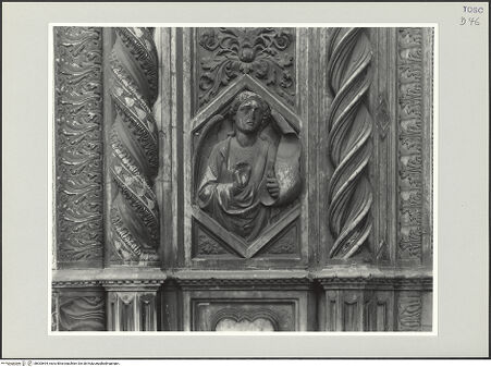 Vorderseite von Lieberman, Ralph [https://www.deutsche-digitale-bibliothek.de/content/lizenzen/rv-ez/] Porta della MandorlaSkulpturenschmuck des Gewändes und des Türrahmens - Gewände, links, Engel, bh533694_recto. Foto.