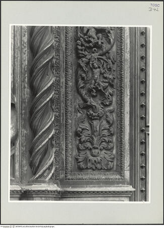 Vorderseite von Lieberman, Ralph [https://www.deutsche-digitale-bibliothek.de/content/lizenzen/rv-ez/] Porta della MandorlaSkulpturenschmuck des Gewändes und des Türrahmens - Türrahmen, links, unteres Ende des Frieses, bh533695_recto. Foto.