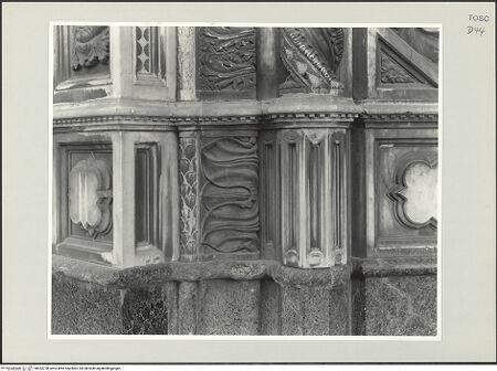 Vorderseite von Lieberman, Ralph [https://www.deutsche-digitale-bibliothek.de/content/lizenzen/rv-ez/] Porta della MandorlaSkulpturenschmuck des Gewändes und des Türrahmens - Gewände, links, Sockel, bh533738_recto. Foto.