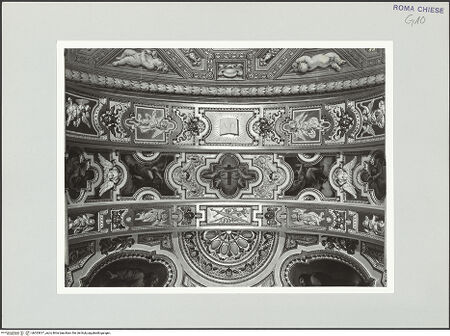 Vorderseite von Sopr. BAS ROMA [https://www.deutsche-digitale-bibliothek.de/content/lizenzen/rv-ez/] Dekoration mit Darstellungen von Engeln mit den Arma Christi - , bh533817_recto. Foto.