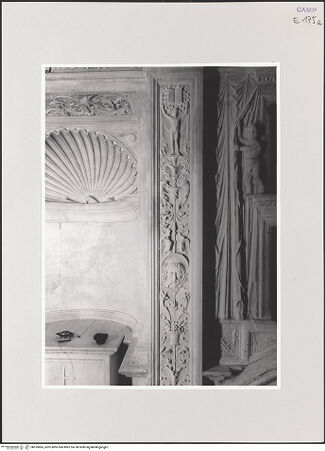 Vorderseite von Sopr. BAS NA [https://www.deutsche-digitale-bibliothek.de/content/lizenzen/rv-ez/] Dekoration der WändeWandpfeiler - Wandpfeiler 6, Gesamtansicht (Lisene über dem Treppengeländer), bh533865_recto. Foto.