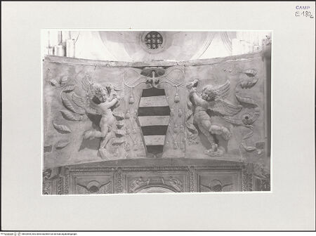 Vorderseite von Sopr. BAS NA [https://www.deutsche-digitale-bibliothek.de/content/lizenzen/rv-ez/] DeckenkassettierungPutti mit Wappen - Gesamtansicht, bh533905_recto. Foto.