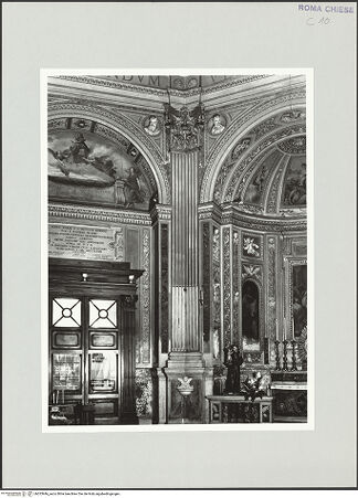 Vorderseite von Sopr. BAS ROMA [https://www.deutsche-digitale-bibliothek.de/content/lizenzen/rv-ez/] Santa Maria di Loreto - Eingangswand, Knickpilaster und 1. Kapelle links, bh533946_recto. Foto.