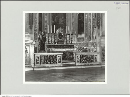 Vorderseite von Sopr. BAS ROMA [https://www.deutsche-digitale-bibliothek.de/content/lizenzen/rv-ez/] Santa Maria di LoretoCappella di San Carlo Borromeo - Balustrade, Altar und Rückwand im Ausschnitt, bh533961_recto. Foto.