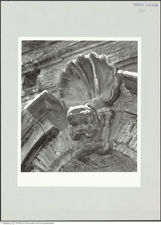 Vorderseite von Sopr. BAS ROMA [https://www.deutsche-digitale-bibliothek.de/content/lizenzen/rv-ez/] Santa Maria di Loreto - Tambour, Detail, Nische mit gesprengtem Bogen, Scheitelzier, bh533966_recto. Foto.