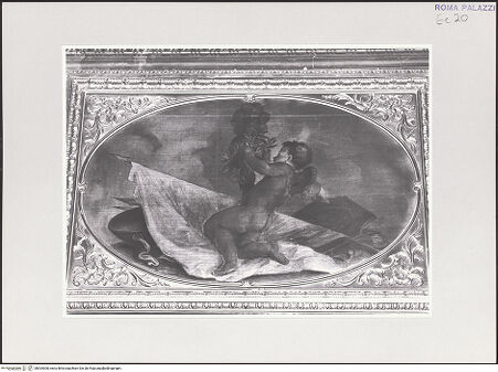 Vorderseite von Sopr. BAS ROMA [https://www.deutsche-digitale-bibliothek.de/content/lizenzen/rv-ez/] Dekoration mit Trophäen - Sopraporte: Putto mit Flaggen, Schild, Trophäe, bh534000_recto. Foto.