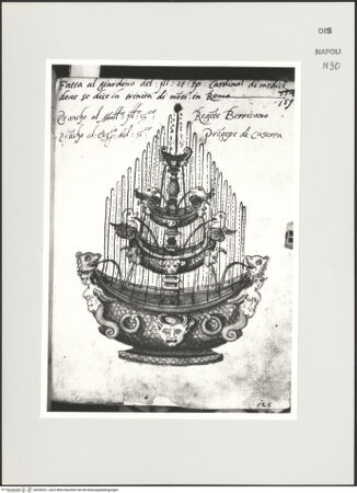 Vorderseite von Bibliotheca Hertziana [http://creativecommons.org/publicdomain/mark/1.0/] Scritti e disegniKandelaberbrunnen mit schiffsförmigen Schalen, geschmückt mit Masken und Fabelwesen - , bh534321_recto. Foto: D'Onofrio, Cesare.