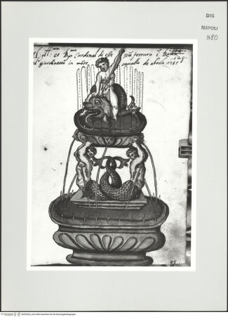Vorderseite von Bibliotheca Hertziana [http://creativecommons.org/publicdomain/mark/1.0/] Scritti e disegniBrunnen mit Meermännern sowie auf einem Delphin reitenden Knaben auf der oberen Brunnenschale - , bh534326_recto. Foto: D'Onofrio, Cesare.