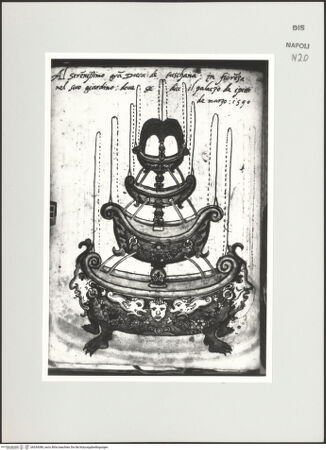 Vorderseite von Bibliotheca Hertziana [http://creativecommons.org/publicdomain/mark/1.0/] Scritti e disegniKandelaberbrunnen, dekoriert mit Masken, Delphinen und Girlanden - , bh534386_recto. Foto: D'Onofrio, Cesare.