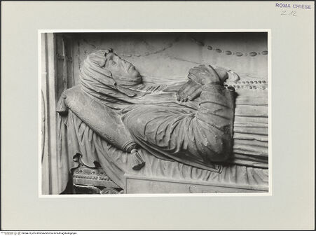 Vorderseite von Vasari [https://www.deutsche-digitale-bibliothek.de/content/lizenzen/rv-ez/] Grabmal der Costanza Ammanati-Piccolomini (+1477)Prunkbett mit Inschrifttafel und Liegefigur - Detail: Oberkörper der Verstorbenen, bh534413_recto. Foto.