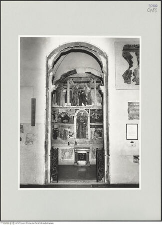 Vorderseite von Foto Marburg [https://www.deutsche-digitale-bibliothek.de/content/lizenzen/rv-ez/] San Francesco - Linke Wand: ehemaliger Seiteneingang zur Kirche San Francesco; Blick aus dem Inneren der Kirche in die Antoniuskapelle, bh534514_recto. Foto: Haag, Paul.