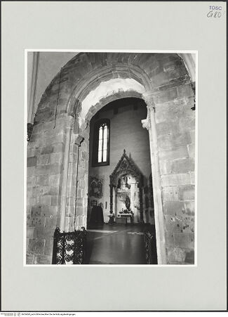 Vorderseite von Foto Marburg [https://www.deutsche-digitale-bibliothek.de/content/lizenzen/rv-ez/] San Francesco - Ehemaliger Seiteneingang zur Kirche San Francesco; Ansicht aus der Antoniuskapelle heraus in das Kircheninnere, mit Blick auf die Cappella ricostruita, bh534545_recto. Foto: Haag, Paul.