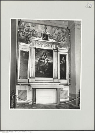 Vorderseite von Foto Marburg [https://www.deutsche-digitale-bibliothek.de/content/lizenzen/rv-ez/] Madonna zwischen den heiligen Maurus und Lucia - Gesamtansicht mit Altar, bh534572_recto. Foto: Haag, Paul.