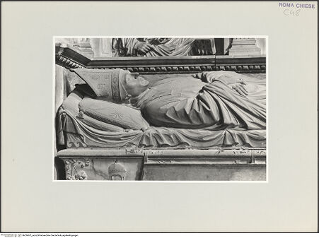 Vorderseite von Courtauld Institute of Art [https://www.deutsche-digitale-bibliothek.de/content/lizenzen/rv-ez/] Grabmal des Kardinals Louis d'Albret (auch: Ludovico de Lebretto, +1465)Sarkophag mit Liegefigur - Detail, Oberköper von der Seite, bh534602_recto. Foto.