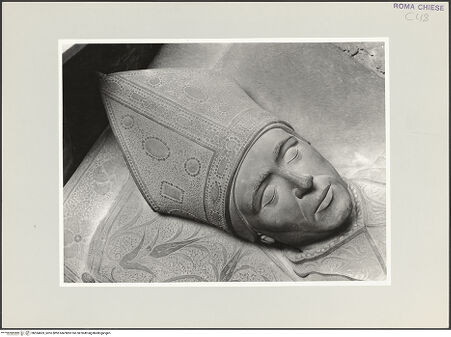 Vorderseite von Vasari [https://www.deutsche-digitale-bibliothek.de/content/lizenzen/rv-ez/] Grabmal des Kardinals Louis d'Albret (auch: Ludovico de Lebretto, +1465)Sarkophag mit Liegefigur - Detail, Kopf, Aufsicht, bh534603_recto. Foto.