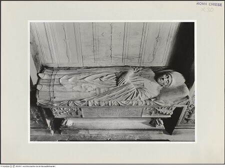 Vorderseite von Vasari [https://www.deutsche-digitale-bibliothek.de/content/lizenzen/rv-ez/] Grabmal des Kardinals Pietro Ferrici (+1478)Sarkophag mit Liegefigur - Liegefigur, Aufsicht, bh534611_recto. Foto.