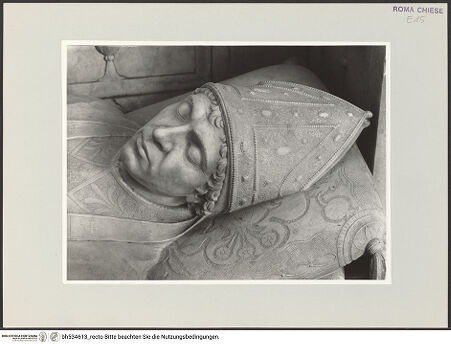 Vorderseite von Vasari [https://www.deutsche-digitale-bibliothek.de/content/lizenzen/rv-ez/] Grabmal der Kardinäle Cristoforo (+1477) und Domenico della Rovere (+1501)Sarkophag mit Liegefigur - Detail: Kopf, bh534613_recto. Foto.