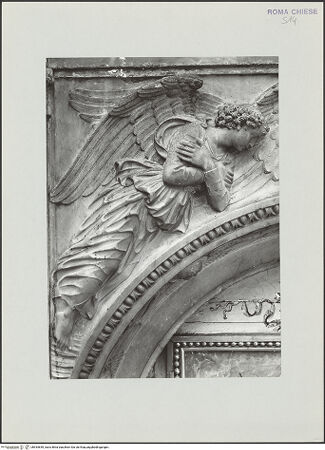 Vorderseite von Vasari [https://www.deutsche-digitale-bibliothek.de/content/lizenzen/rv-ez/] Ehemaliger HochaltarEngelgruppe über dem mittleren Rundbogen - Linker Engel, bh534659_recto. Foto.