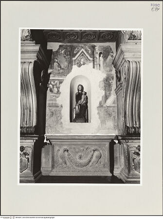 Vorderseite von Foto Marburg [https://www.deutsche-digitale-bibliothek.de/content/lizenzen/rv-ez/] (Ehem.) Cappella Ubertini: Szenen aus dem Leben Marias und des heiligen Julianus Hospitator - Gesamtansicht mit Altar und Holzstatue, bh535051_recto. Foto: Haag, Paul.