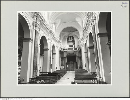 Vorderseite von Foto Marburg [https://www.deutsche-digitale-bibliothek.de/content/lizenzen/rv-ez/] Sant'Agostino - Blick in Richtung Innenfassade, bh535057_recto. Foto: Haag, Paul.