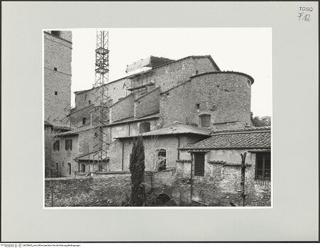 Vorderseite von Foto Marburg [https://www.deutsche-digitale-bibliothek.de/content/lizenzen/rv-ez/] Sant'Agostino - Apsis und Südseite von Südosten, bh535062_recto. Foto: Gloc, Jan.