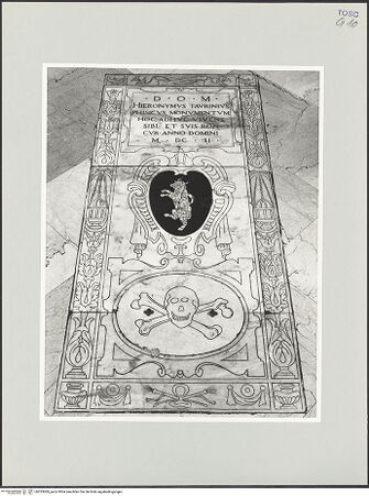 Vorderseite von Foto Marburg [https://www.deutsche-digitale-bibliothek.de/content/lizenzen/rv-ez/] Grabplatte des Gerolamo Turrini - Gesamt, bh535069_recto. Foto: Haag, Paul.