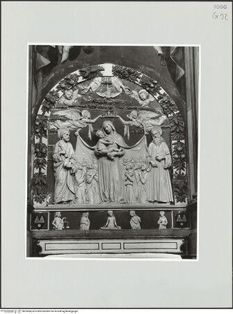 Vorderseite von Foto Marburg [https://www.deutsche-digitale-bibliothek.de/content/lizenzen/rv-ez/] Altar der Familie Carbonati (Schutzmantelmadonna zwischen den heiligen Petrus und Benedikt von Nursia) - Gesamtansicht, bh535094_recto. Foto: Gloc, Jan.