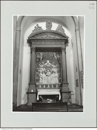 Vorderseite von Foto Marburg [https://www.deutsche-digitale-bibliothek.de/content/lizenzen/rv-ez/] Altar der Familie Carbonati (Schutzmantelmadonna zwischen den heiligen Petrus und Benedikt von Nursia) - Gesamtansicht des Altars, bh535095_recto. Foto: Gloc, Jan.