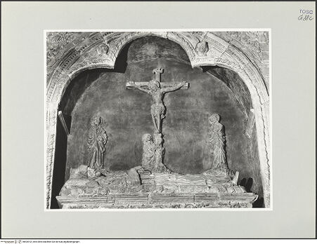 Vorderseite von Foto Marburg [https://www.deutsche-digitale-bibliothek.de/content/lizenzen/rv-ez/] Grabmal des Francesco Roselli (gest. 1430)Kreuzigungsgruppe - Gesamtansicht, bh535102_recto. Foto: Haag, Paul.