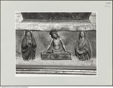 Vorderseite von Foto Marburg [https://www.deutsche-digitale-bibliothek.de/content/lizenzen/rv-ez/] Nischenaltar mit TerrakottafigurenSchmerzensmann sowie Szenen aus dem Leben der Heiligen Franziskus und Rochus - Schmerzensmann zwischen Maria und Johannes, bh535108_recto. Foto: Gloc, Jan.