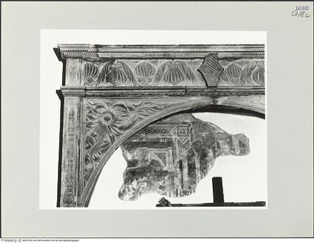 Vorderseite von Foto Marburg [https://www.deutsche-digitale-bibliothek.de/content/lizenzen/rv-ez/] Rahmenarchitektur des Altars der Familie Sinigardi - Detail: obere linke Hälfte und Wappen, bh535138_recto. Foto: Gloc, Jan.