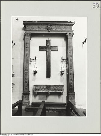 Vorderseite von Foto Marburg [https://www.deutsche-digitale-bibliothek.de/content/lizenzen/rv-ez/] Rahmenarchitektur des Altars der Familie Bacci - Gesamtansicht, bh535146_recto. Foto: Gloc, Jan.