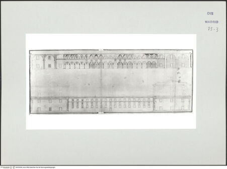 Vorderseite von Biblioteca Nacional [https://www.deutsche-digitale-bibliothek.de/content/lizenzen/rv-ez/] Album des Fra Giovanni Vincenzo CasaliNeapel, Königliche Hofreitschule, Fassade und Schnitt - , bh535266_recto. Foto.