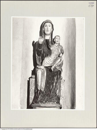 Vorderseite von Foto Marburg [https://www.deutsche-digitale-bibliothek.de/content/lizenzen/rv-ez/] Madonna - Gesamtansicht, frontal, bh535546_recto. Foto: Haag, Paul.