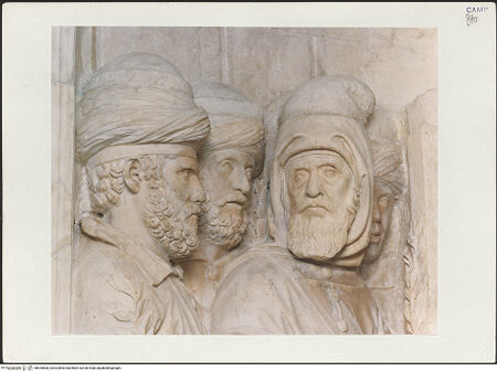 Vorderseite von Sopr. BAS NA [https://www.deutsche-digitale-bibliothek.de/content/lizenzen/rv-ez/] Triumphbogen Alfonsos VTriumphaler Einzug Alfons V. in NeapelGesandtschaft der Tunesier - Detail: Köpfe, bh535660_recto. Foto.